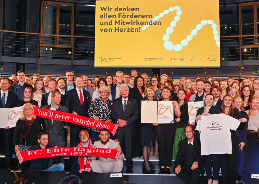 Gruppenfoto mit Preisträgern, Jury, Vorstand und Kuratorium MFS, Unterstützer           
MARGOT FRIEDLAENDER Preis 2025, im Allianz Forum am Pariser Platz
Berlin, 16.09.2025
Foto: Eva Oertwig / SCHROEWIG

www.SCHROEWIG.com

SCHROEWIG News & Images
Uhlandstrasse 134
D-10717 Berlin (Germany)

Fon +49 30 892 10 76
Mobil +49 157 80 35 69 28