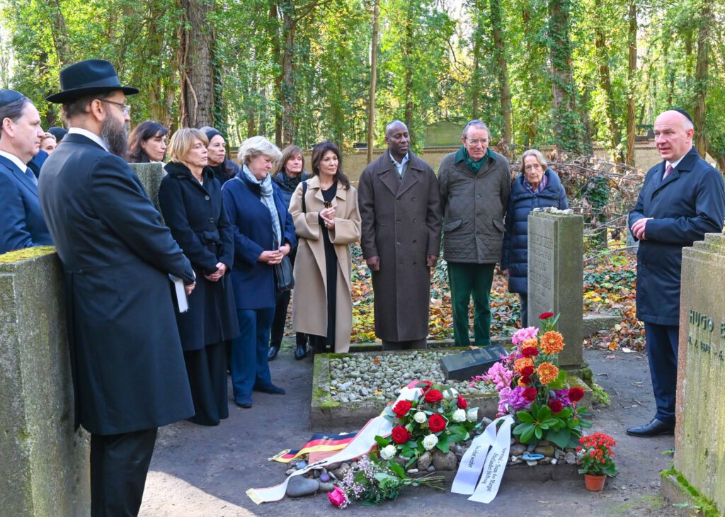 Kai Wegner (Regierender Buergermeister von Berlin): Worte des Gedenkens
Grabandacht der MARGOT FRIEDLÄNDER STIFTUNG in Gedenken an Margot Friedlaender, (103 + 1 / die heute 104 Jahre alt geworden wäre) auf dem Jüdischen Friedhof in Weißensee
Berlin, 05.11.2025
Foto: Eva Oertwig / SCHROEWIG

www.SCHROEWIG.com

SCHROEWIG News & Images
Uhlandstrasse 134
D-10717 Berlin (Germany)

Fon +49 30 892 10 76
Mobil +49 157 80 35 69 28